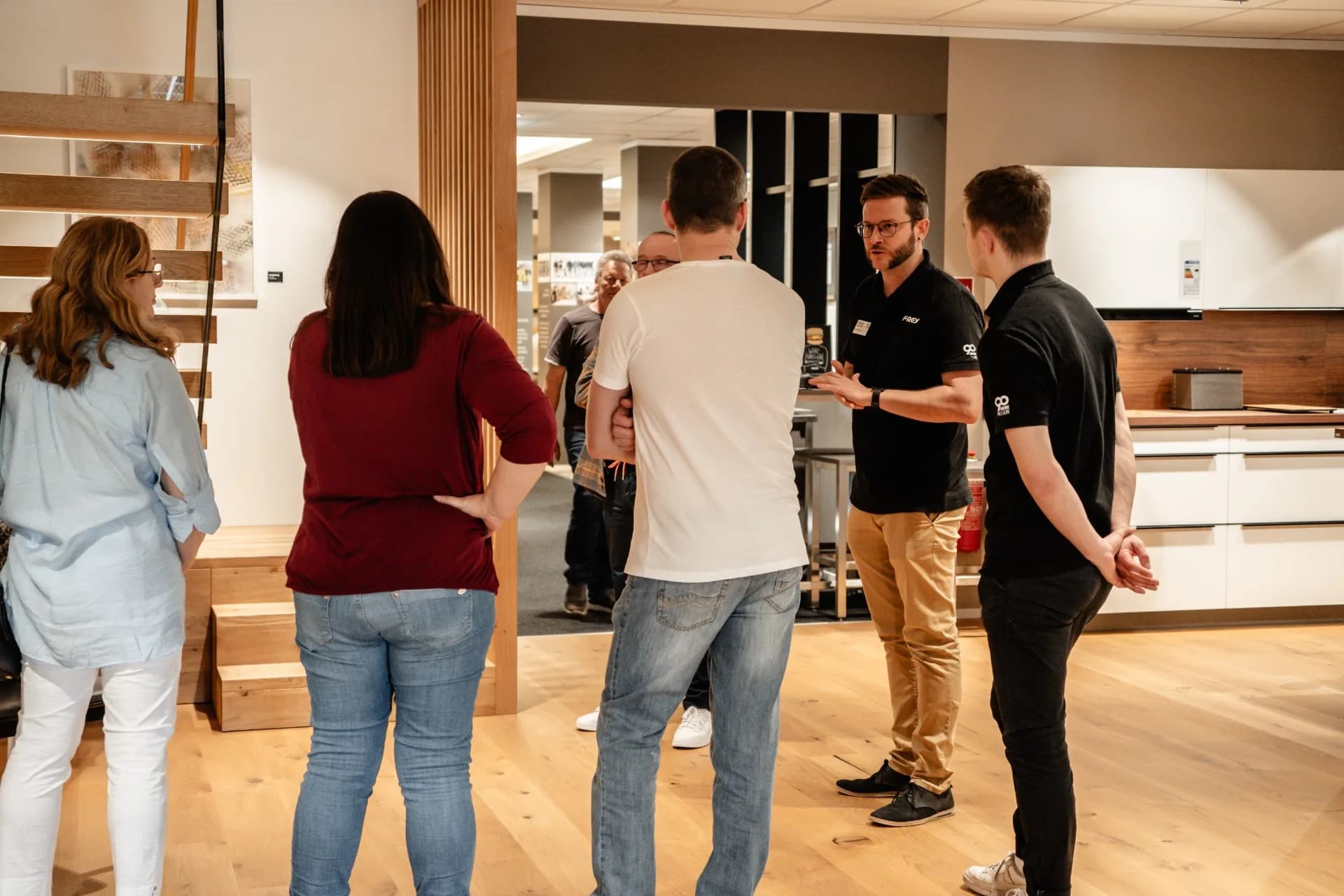 Frey-Fachberater im Gespräch mit Besuchern in der Küchenausstellung in Kandel