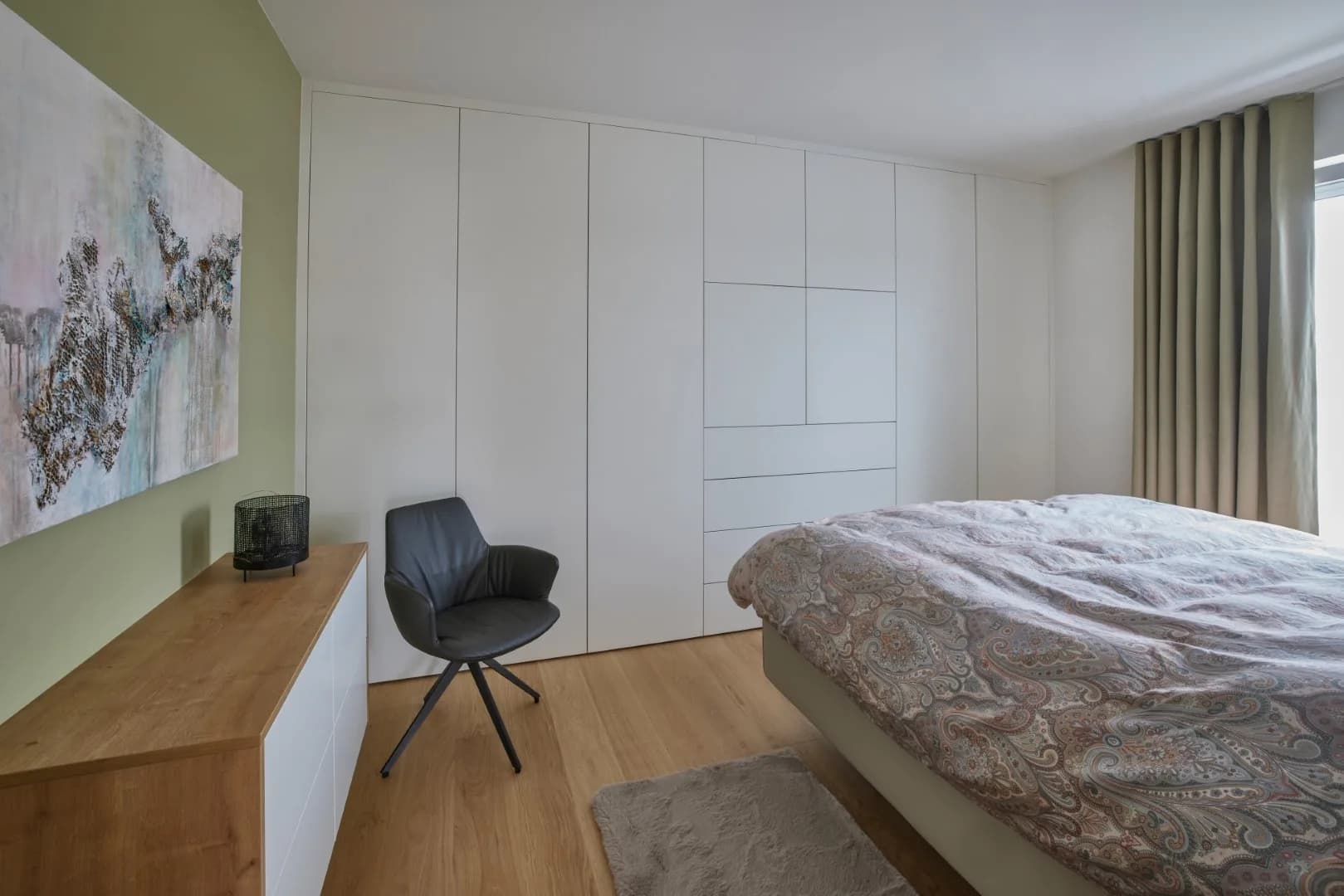 Raumhoher Einbauschrank mit integrierten Türen in heller Holzoptik